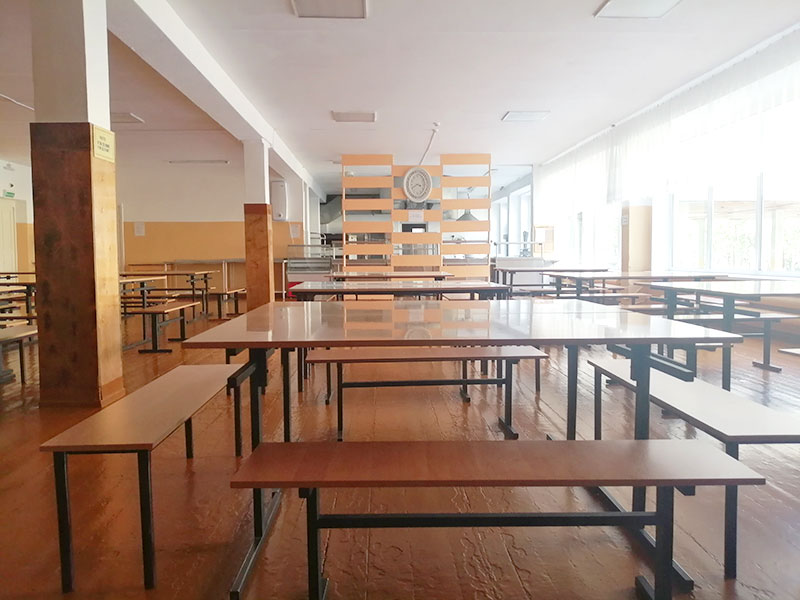 Школьная столовая без учеников